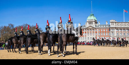LONDON, Regno Unito - 14 APRILE 2015: Royal Horse Guards prendendo parte alla cerimonia del Cambio della Guardia a Horseguards Parade di Lond Foto Stock
