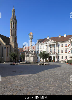 Ungheria Sopron Fő Tér Piazza Principale chiesa di capra la Colonna della Santa Trinità Foto Stock