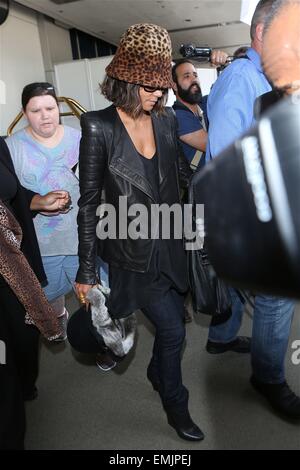 Una telecamera timido Halle Berry nasconde il suo volto con una stampa di leopard hat come lei arriva all'Aeroporto Internazionale di Los Angeles (LAX) dotata di: Halle Berry dove: Los Angeles, California, Stati Uniti quando: 17 Ott 2014 Foto Stock