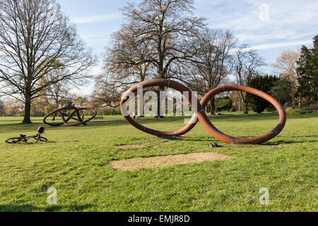 Tre corde perpetua dall'artista Conrad Shawcross era installato in Dulwich Park il 18 aprile 20 Foto Stock