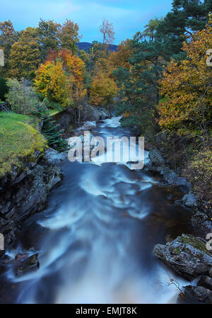 Clunie acqua nel villaggio di Braemar, Highlands scozzesi, con colore di autunno. Foto Stock