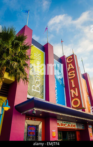 Casino porticato lungo il lungomare di Santa Cruz, California. Foto Stock