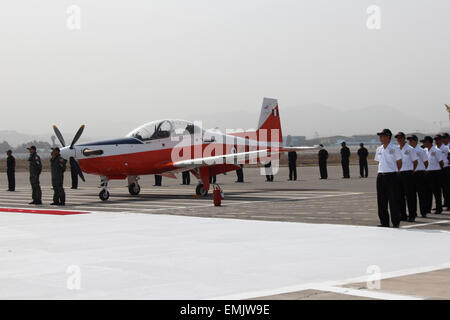 Lima. Xxi Aprile, 2015. Foto realizzata il 21 aprile 2015 illustra il primo KT-1P aeromobile durante la sua cerimonia di presentazione in Las Palmas Air Base in Santiago de Surco distretto, dipartimento di Lima, Perù. Presidente peruviano Ollanta Humala e il suo sud coreano Parco di contropartita-geun hye hanno partecipato alla cerimonia di presentazione del primo KT-1P di aeromobili, che è stato fabbricato in Corea del Sud e completamente assemblato in Perù. Credito: Luis Camacho/Xinhua/Alamy Live News Foto Stock