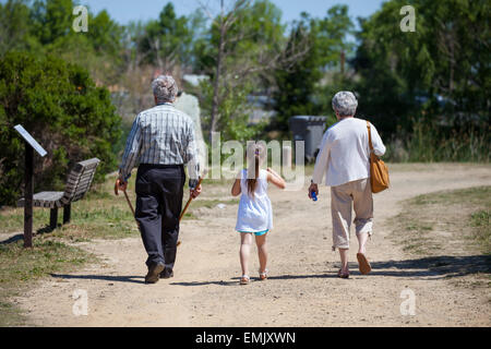 Grand genitori e grand figlia avente una passeggiata, Novato, CALIFORNIA, STATI UNITI D'AMERICA Foto Stock