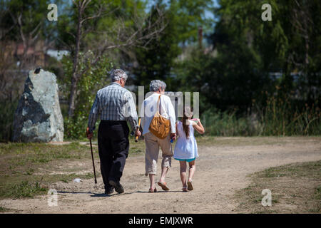 Grand genitori e grand figlia avente una passeggiata, Novato, CALIFORNIA, STATI UNITI D'AMERICA Foto Stock