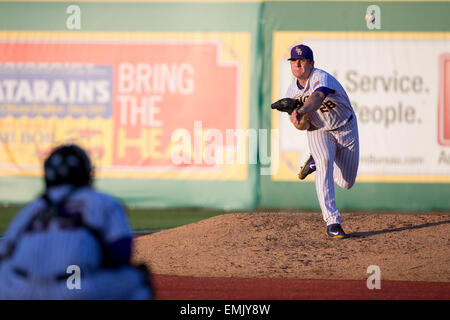 Rouge, LA, Stati Uniti d'America. Xxi Aprile, 2015. La LSU Tigers lanciatore Kyle Bouman (28) il riscaldamento durante il gioco tra LSU e New Orleans presso Alex Box Stadium di Baton Rouge, LA. La LSU sconfitto Tulane 6-0. Credito: csm/Alamy Live News Foto Stock