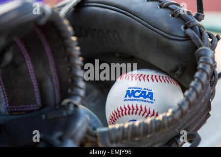 Rouge, LA, Stati Uniti d'America. Xxi Aprile, 2015. NCAA baseball e guanto durante il gioco tra LSU e New Orleans presso Alex Box Stadium di Baton Rouge, LA. La LSU sconfitto Tulane 6-0. Credito: csm/Alamy Live News Foto Stock