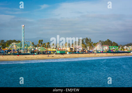 Vista delle corse in Santa Cruz Boardwalk e la spiaggia e dal molo di Santa Cruz, California. Foto Stock