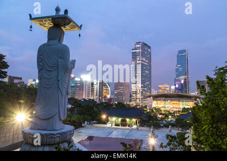 Seoul città vista notturna dal Tempio Bongeunsa a Seul, in Corea. Foto Stock