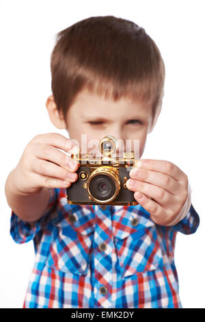 Little Boy reporter fotografo tiro con oro fotocamera retrò isolato di close-up Foto Stock