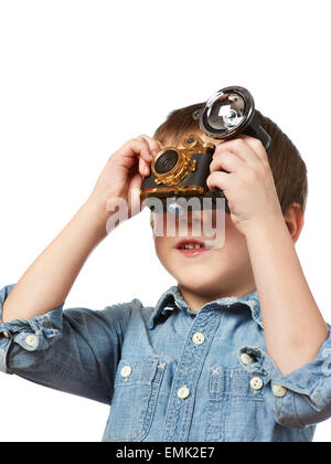 Little Boy fotografo tiro con retrò Fotocamera e flash isolato Foto Stock