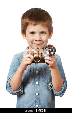 Little Boy fotografo tiro con retrò Fotocamera e flash isolato Foto Stock