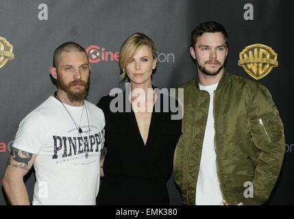 Tom Hardy, Charlize Theron, Nicholas Hoult di presenze per Warner Bros Foto " Big Picture' evento al CinemaCon 2015, dal Colosseo al Caesars Palace a Las Vegas, NV il 21 aprile 2015. Foto di: James Atoa/Everett Collection Foto Stock