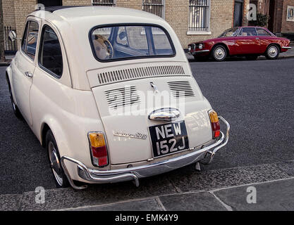 Anni sessanta Fiat 500 e Alfa Romeo Giulia Sprint parcheggiato sulla strada a Londra REGNO UNITO Foto Stock