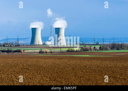 Grafenrheinfeld centrale nucleare, del vapore in uscita delle torri di raffreddamento contro un cielo scuro, Grafenrheinfeld, Bavaria Foto Stock