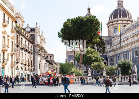 CATANIA, Italia - Aprile 5, 2015: la gente sulla Piazza del Duomo e Sant'Agata Duomo di Catania, Sicilia, Italia. La fontana wa Foto Stock