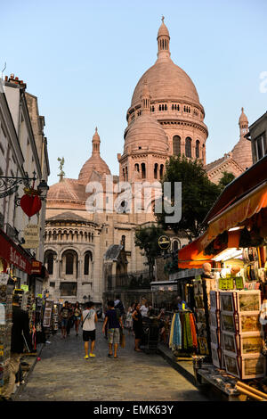 Rue du Chevalier de la Barre, Basilica del Sacro Cuore di Parigi o il Sacre Coeur, crepuscolo, Montmartre, Parigi, Francia Foto Stock