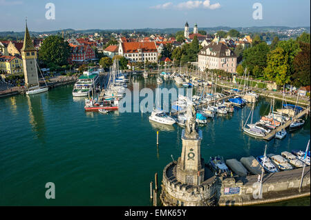 Vecchio faro, Mangenturm, Leone bavarese al porto, la cattedrale di Notre Dame, dietro la chiesa di Santo Stefano sull'isola Foto Stock