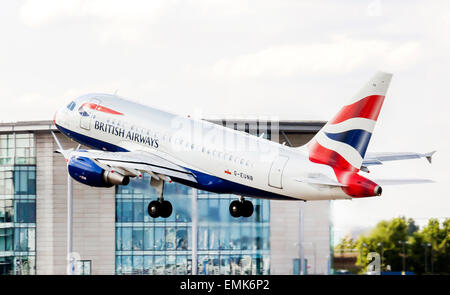 Airbus A318-112 della compagnia aerea britannica British Airways in decollo, London City Airport, London, England, Regno Unito Foto Stock