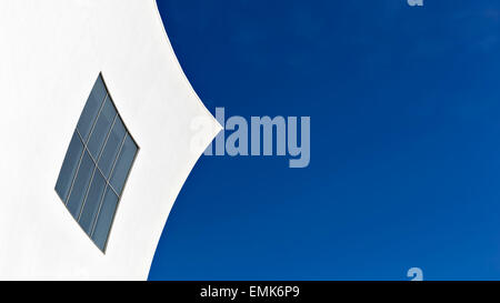 Bianca facciata concava con finestra contro un cielo blu, dettaglio, Auditorium e dal Centro Convegni Infanta Doña Elena, Aguilas Foto Stock