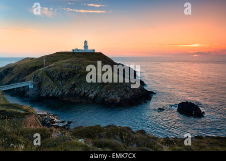 Faro al tramonto lungo Il Pembrokeshire Coast National Park, il Galles Foto Stock