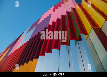 Facciata colorata, Mira shopping centre, Hasenbergl, Monaco di Baviera, Baviera, Baviera, Germania Foto Stock