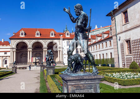 Il giardino del Palazzo Wallenstein di Praga con la scultura Nettuno di Adrian de Vries, i Giardini di Mala strana Praga Repubblica Ceca Foto Stock