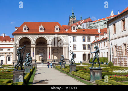 Giardino del Palazzo Wallenstein con statue di Adrian de Vries e Giardino di Praga Wallenstein Giardini di Praga Foto Stock