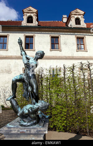 Il giardino del Palazzo Wallenstein con la statua di Adrian de Vries, Praga, Repubblica Ceca, combatti con la scultura del satiro Foto Stock