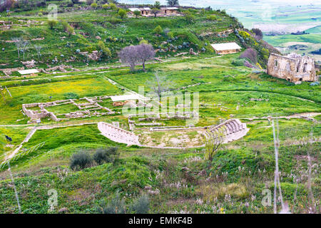 Al di sopra di vista dell antico teatro greco in area di Morgantina, Sicilia, Italia Foto Stock