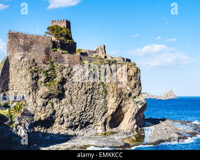 Castello normanno di Aci Castello Village e rocce ciclopiche (Isole dei Ciclopi), Sicilia, Italia Foto Stock