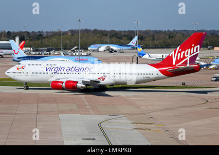 Virgin Atlantic Boeing 747-400 taxi per la pista attiva all'aeroporto di Manchester. Foto Stock