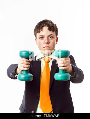 Ragazzo adolescente vestito in tuta ufficio facendo sport esercizi con pesi Foto Stock