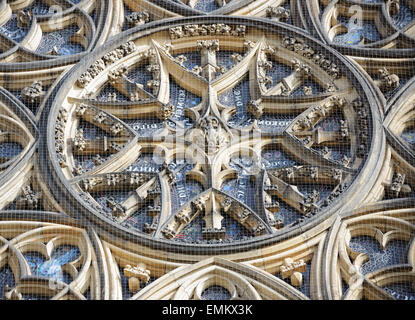 Close-up vista esterna della parte centrale della famosa vetrata rosone con tracery di pietra da taglio progettato da Frantisek Kusel Foto Stock