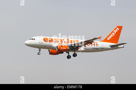 Un Easyjet Airbus A319 si avvicina all'Aeroporto El Prat di Barcellona, Spagna. Foto Stock