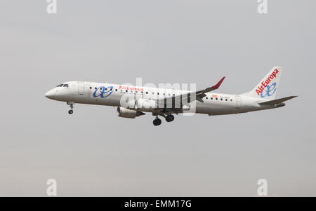 Un Air Europa Embraer ERJ-195 avvicinando all'Aeroporto El Prat di Barcellona, Spagna. Foto Stock