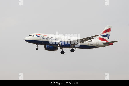 Un British Airways Airbus A320 di avvicinamento all'Aeroporto El Prat di Barcellona, Spagna. Foto Stock