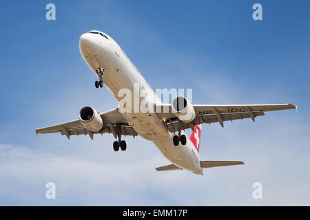 Un Swiss Airbus A321 di avvicinamento all'Aeroporto El Prat di Barcellona, Spagna. Foto Stock