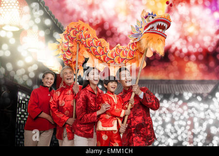 La famiglia felice in Dragon Dance Foto Stock