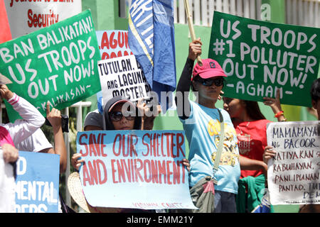 Quezon City, Filippine. 22 apr, 2015. Manifestanti tenere cartelloni durante un rally in Quezon City, Filippine, il 22 aprile 2015. Gli attivisti hanno chiamato per la fine dell'Balikatan esercitazioni militari tra gli Stati Uniti e le Filippine. Credito: Rouelle Umali/Xinhua/Alamy Live News Foto Stock