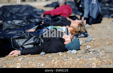 Brighton, Regno Unito. Il 22 aprile, 2015. I membri di Amnesty giacciono nel body bags sulla spiaggia di Brighton questa mattina per evidenziare il crescente problema dei migranti nel Mediterraneo Credito: Simon Dack/Alamy Live News Foto Stock