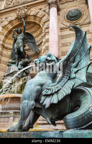 Leone alato, Fontaine saint Michel, Paris, Francia. Architettura popolare storico e distintivo Foto Stock