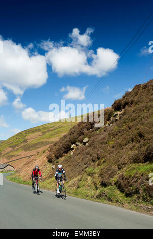 Regno Unito, Inghilterra, Lancashire, Trogolo di Bowland, due più anziani ciclisti scendendo la collina a Sykes Foto Stock