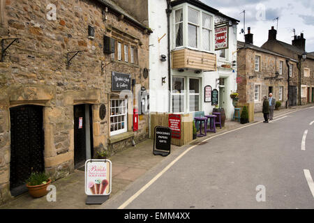 Regno Unito, Inghilterra, Lancashire, Ribble Valley, Chipping, Talbot Street, Brabin del negozio e Tillotson's pub Foto Stock