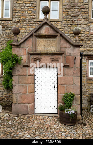 Regno Unito, Inghilterra, Lancashire, Ribble Valley, Chipping, Windy Street, Brabin's School 1684 portico con iscrizione Foto Stock