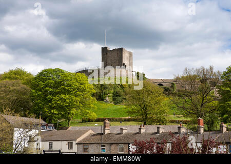 Regno Unito, Inghilterra, Lancashire, Ribble Valley, Clitheroe Castle mantenere sopra la città Foto Stock