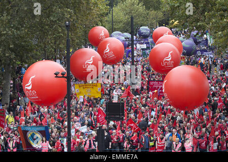 Il TUC marzo a Londra. Migliaia di persone alla marcia anche se le strade di Londra, contro il governo del settore pubblico in tagli. Dotato di: atmosfera dove: Londra, Regno Unito quando: 18 Ott 2014 Foto Stock