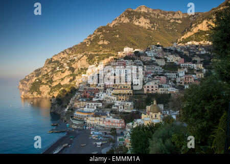La mattina presto la luce del sole sulle montagne sopra Positano lungo la Costiera Amalfitana, Campania, Italia Foto Stock