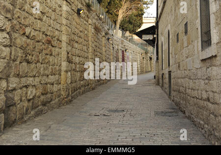 Israele. Gerusalemme. Via Dolorosa. Strada di Città Vecchia, che tradizionalmente camminò Gesù portando la croce, il modo per la sua crocifissione. Foto Stock
