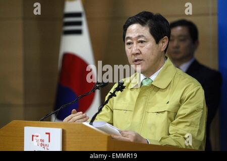 Seoul, Corea del Sud. 22 apr, 2015. Corea del Sud gli oceani e ministro della Pesca Yoo Ki-June parla durante una conferenza stampa tenutasi a Seul, Corea del Sud, 22 aprile 2015. Il governo della Corea del Sud hanno fatto una decisione finale mercoledì per recuperare il traghetto Sewol dalle acque off Jindo isola nel paese della costa sud-ovest, con opere di campo slated per il kick off come presto come nel mese di settembre. Credito: Seongbin Kang/Xinhua/Alamy Live News Foto Stock